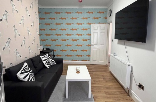 South Shields Apartment | 2 Bed Flat - Sleeps 3 - Parking - Wifi