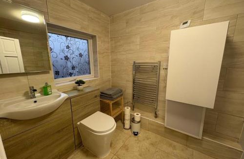Boldon Colliery Apartment | 2 Bed Flat - Sleeps 3 - Parking - Wifi