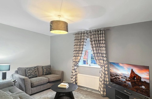 Grantham Apartment | 2 Bed Flat Sleeps 4 in Central Grantham with parking & Free Gym Access