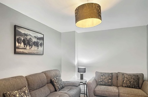 Grantham Apartment | 2 Bed Flat Sleeps 4 in Central Grantham with parking & Free Gym Access