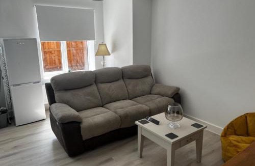 Long Eaton Apartment | 2 Bed Flat - Sleeps 4 - Pets - Garden - Parking