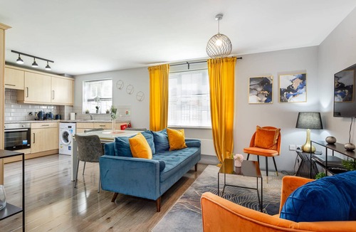 Irlam Apartment | 2-Bed Flat | Trafford Centre | Sleeps 5 | Parking