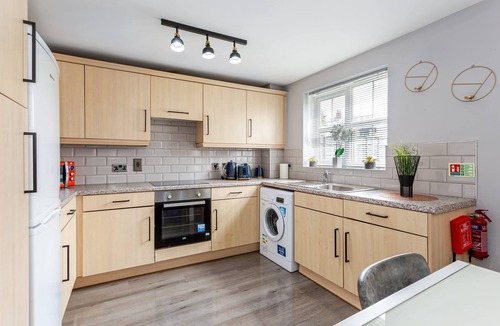 Irlam Apartment | 2-Bed Flat | Trafford Centre | Sleeps 5 | Parking