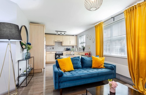 Irlam Apartment | 2-Bed Flat | Trafford Centre | Sleeps 5 | Parking