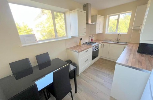 Wallington North Apartment | 2-bed Flat - Wallington - 6min walk to station