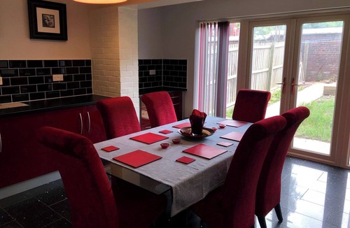 Heeley House | 2-Bed Hillside House - Sleeps 4, Garden & Parking