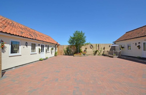Irstead House | 2 Bed in Blofield Heath (oc-1467)
