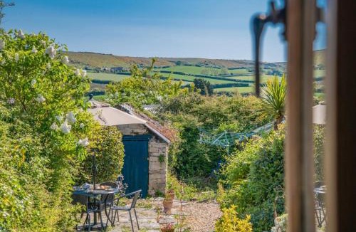 Corfe Castle Village House | 2 Bed in Corfe Castle oc-a30970