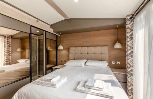 Truro Cabin | 2 Bed in Hendra Croft oc-h32360
