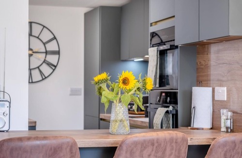 Newport House | 2 Bed in Marks Corner (oc-m32394)