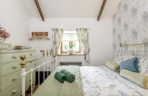 Black Torrington House | 2 Bed in Torrington oc-p27344