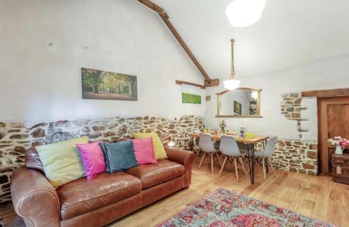 Black Torrington House | 2 Bed in Torrington oc-p27344