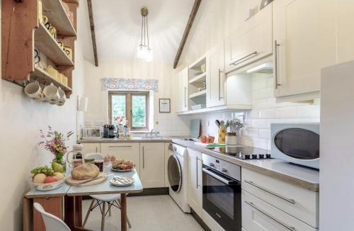 Black Torrington House | 2 Bed in Torrington oc-p27344