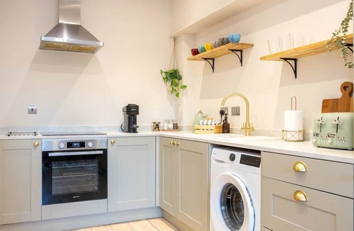 Warrington Apartment | 2-Bed Modern Duplex | Parking | 1 Min to Station