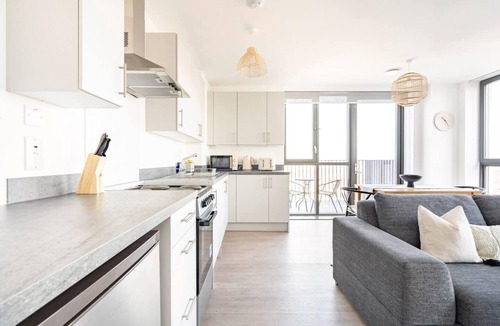Barking Apartment | 2 Bed Penthouse - Balcony - Smoking - Parking