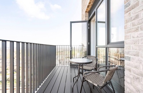 Barking Apartment | 2 Bed Penthouse - Balcony - Smoking - Parking