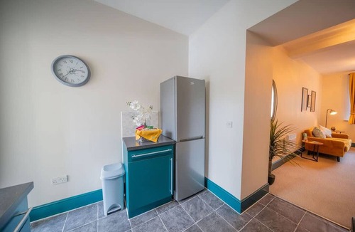 Gloucester Apartment | 2 Bed Refurbished apartment Parking Pet Friendly