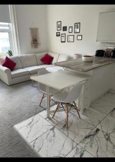 Crosby Apartment | 2 bed- walkable train and beach apartment