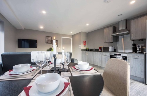 The Docks Apartment | 2 Bed Waterfront Flat | Dock Views | Liverpool