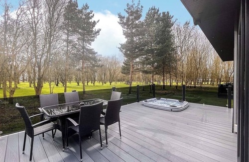 Pershore Ski Chalet | 2 bedroom accommodation in Pershore