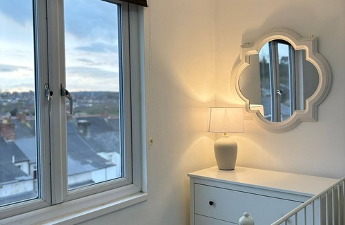 Penarth Apartment | 2-bedroom flat walking distance to Cardiff Bay Penarth Town Centre and Marina.