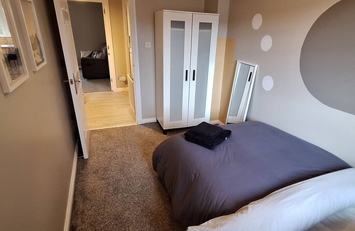 Coatbridge Apartment | 2 Bedroom flat with great Glasgow/Edinburgh connections.