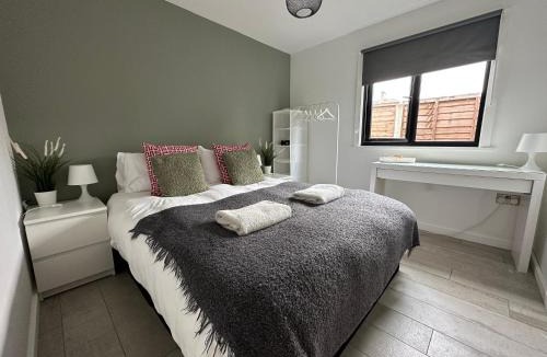 Arbury Apartment | 2 Bedroom Garden Studio in Cambridge City Centre with Parking