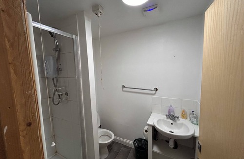 Bedford House | 2 mins from Train station, Lovely Deluxe Double Room