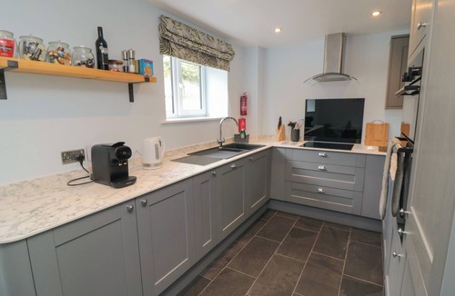 Langtoft Cottage | 2 STAVELEY COTTAGES, pet friendly, with a garden in Great Driffield