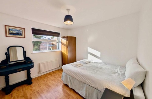 Tilehurst Apartment | 2bed spacious flat with free parking