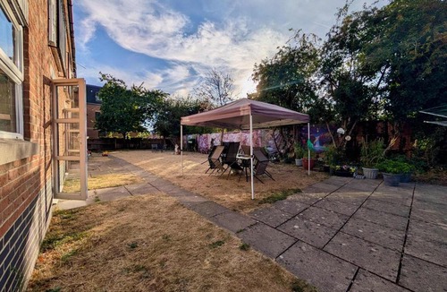 Tilehurst Apartment | 2bed spacious flat with free parking