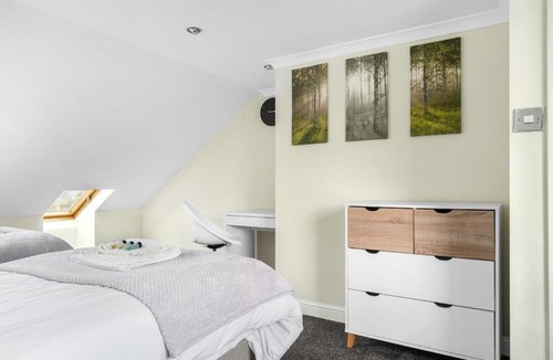 Cann Hall Apartment | 2BR Centrally Located Flat With Free Parking, Fast WiFi By Golden Service Accommodation Short Term Rental Forest Gate