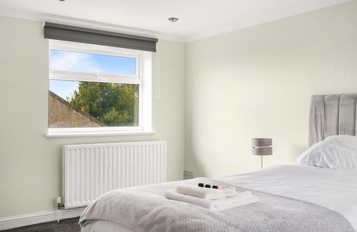 Cann Hall Apartment | 2BR Centrally Located Flat With Free Parking, Fast WiFi By Golden Service Accommodation Short Term Rental Forest Gate