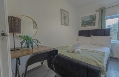 Trowbridge House | 2BR Detached Home with Free Parking, Fast WiFi & Dart Board