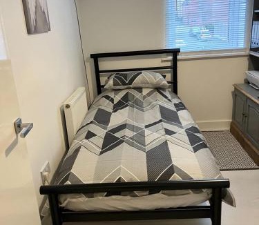 Pontefract Apartment | 2BR Maisonette Flat Near Historic Pontefract
