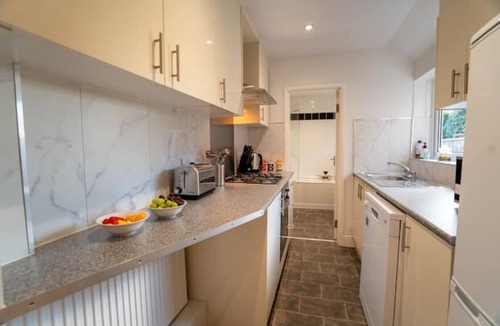 Church Gresley House | 3 bed, 3 bath town house with Wi-fi and parking