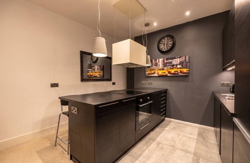 Loughborough Apartment | 3-Bed Flat Sleeps 6 · Walk to Queen`s Park · Central Loughborough