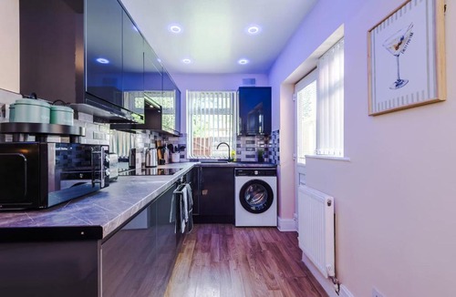 Failsworth House | 3 bed house Driveway Workspace Sleeps 7