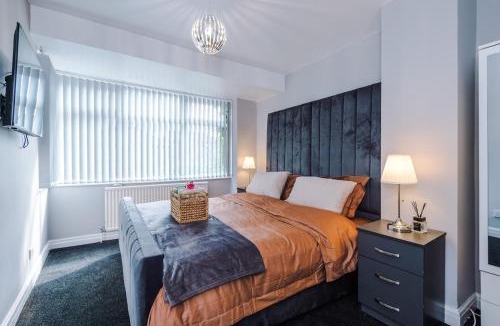 Failsworth House | 3 bed house Driveway Workspace Sleeps 7