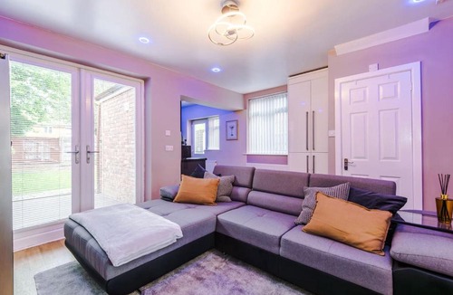 Failsworth House | 3 bed house Driveway Workspace Sleeps 7
