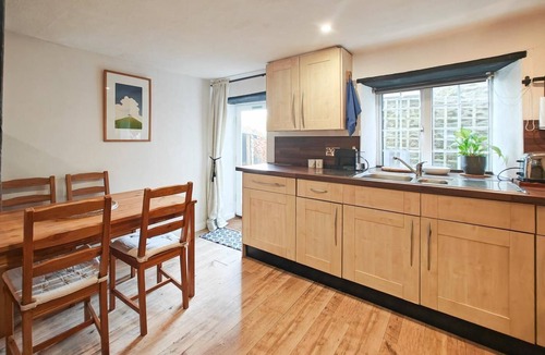 Eype Cottage | 3 Bed in Eype (oc-e34183)