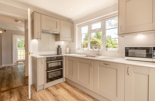 Martlesham Heath Cottage | 3 Bed in Rushmere St. Andrew (oc-1lux)