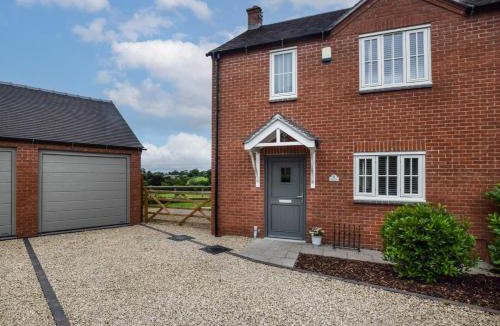 Denstone House | 3 Bed in Marston Montgomery oc-87450