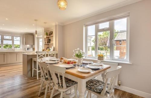 Martlesham Heath House | 3 Bed in Rushmere St. Andrew oc-1lux
