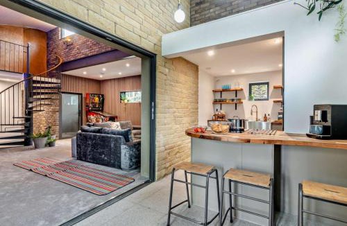 Hoylandswaine House | 3 Bed in Sheffield oc-94342