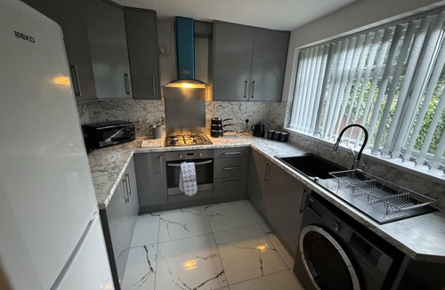 Wolverhampton House | 3 Bed-Sleeps 5- Garden-Pets-Parking