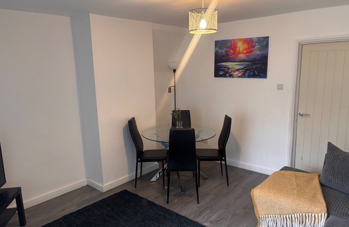Wolverhampton House | 3 Bed-Sleeps 5- Garden-Pets-Parking