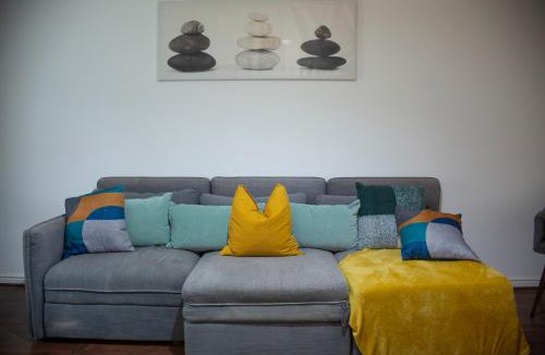 Ashford Apartment | 3 bed spacious home for construction workers and families with parking spaces 2 and half bathroom& ensuite Free wifi