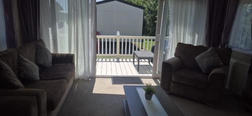 Clacton-on-Sea Apartment | 3 Bedroom caravan St osyth beach holiday park with free WiFi and parking