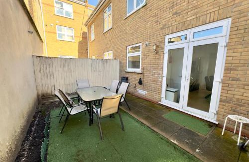 Grove Green House | 3-Bedroom House in Leyton near Stratford with 3 Bathrooms, Garden, Parking & WiFi